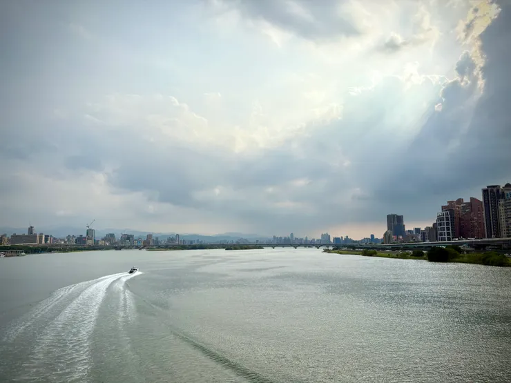 淡水河上呼嘯而過的快艇