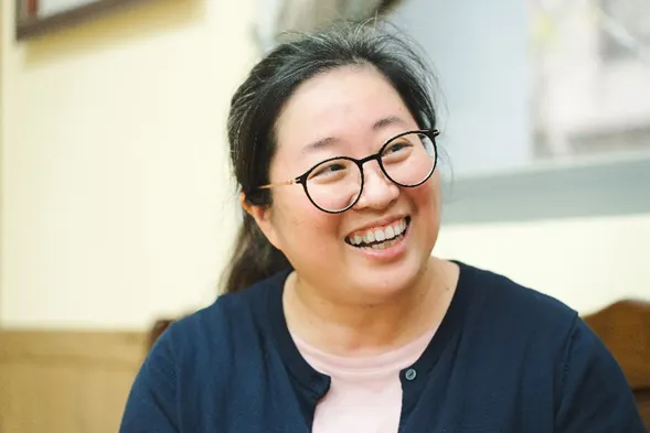 主任鄭惠文表示，透過製作春節藝品，可以喚醒長輩與年節的連結。