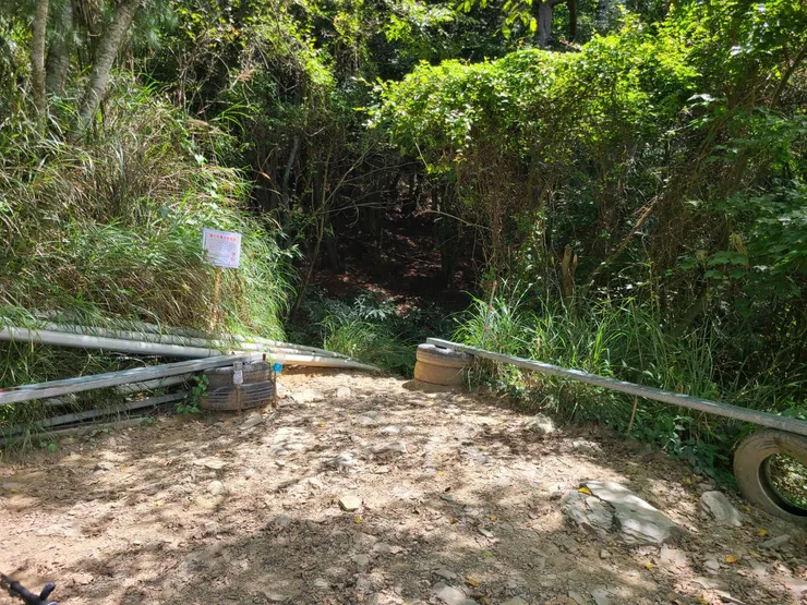 大水池登山口,水池在路口上方不遠處。要叫接駁,司機說到此在打電話