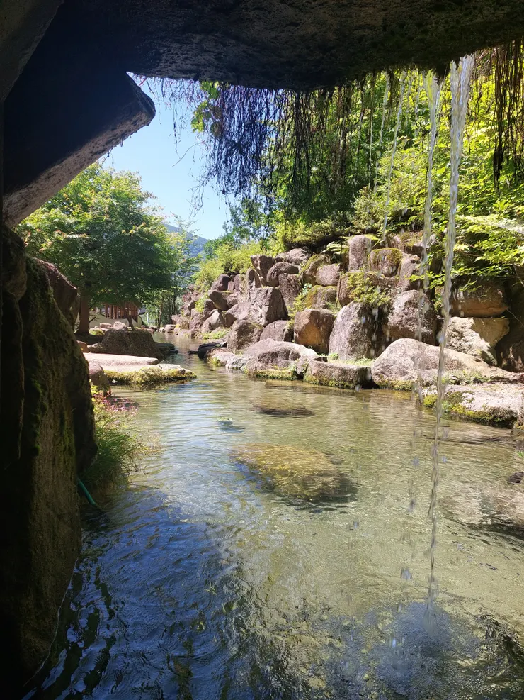 出口的世外桃源，真的有夠漂亮，而且水質很清澈，裡面時不時還有魚兒在裡面樂游~