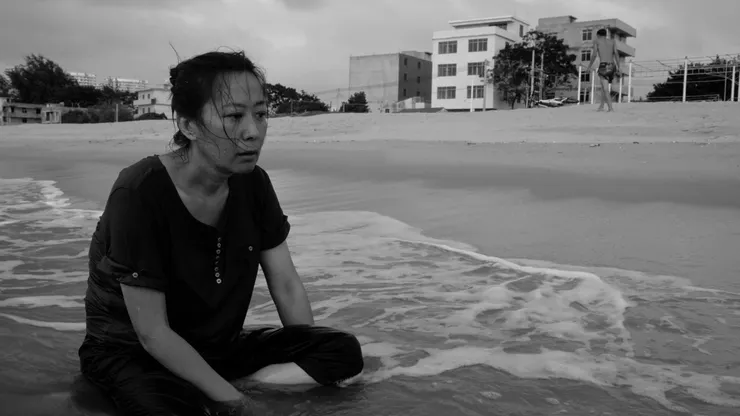 為了孩子能夠放棄一切的家長，黑白片更顯淒涼。