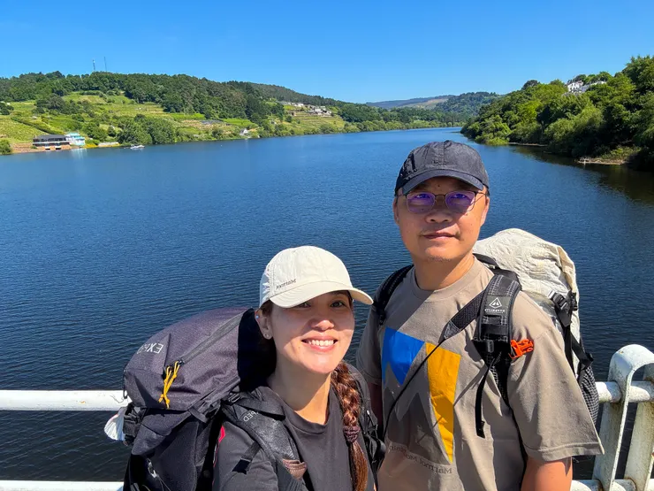 筆直的大橋跨過米紐河。而水庫水位低時會看到1930年代的羅馬式拱橋還有部份的舊城的殘骸。