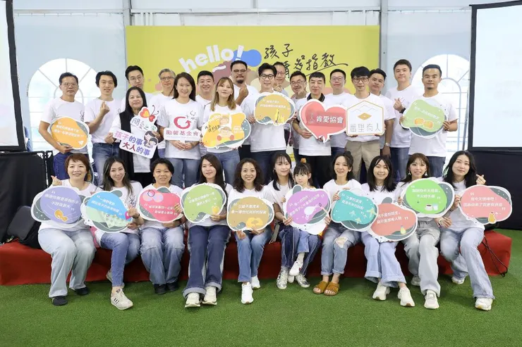 ▲公益大使品冠與28家企業代表及四大公益組織合照。(心偲教育提供)