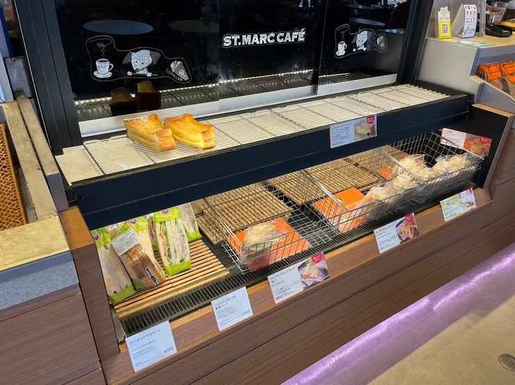 上面整排架子都是放楓糖法式吐司，但是快被拿完了！