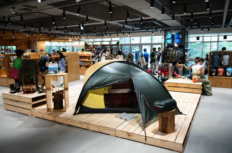 二樓進門就會看到Hilleberg最新的Rogen3，這裡的陳列以居住、背包與炊事系統為主。