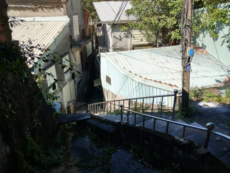 蜿蜒的山徑上，常可見以大小石塊、紅磚、木板、波浪板與黑瓦片不規則拼接而成的平房，構成錯落獨特的聚落風景。（拍攝日期：2018.12）