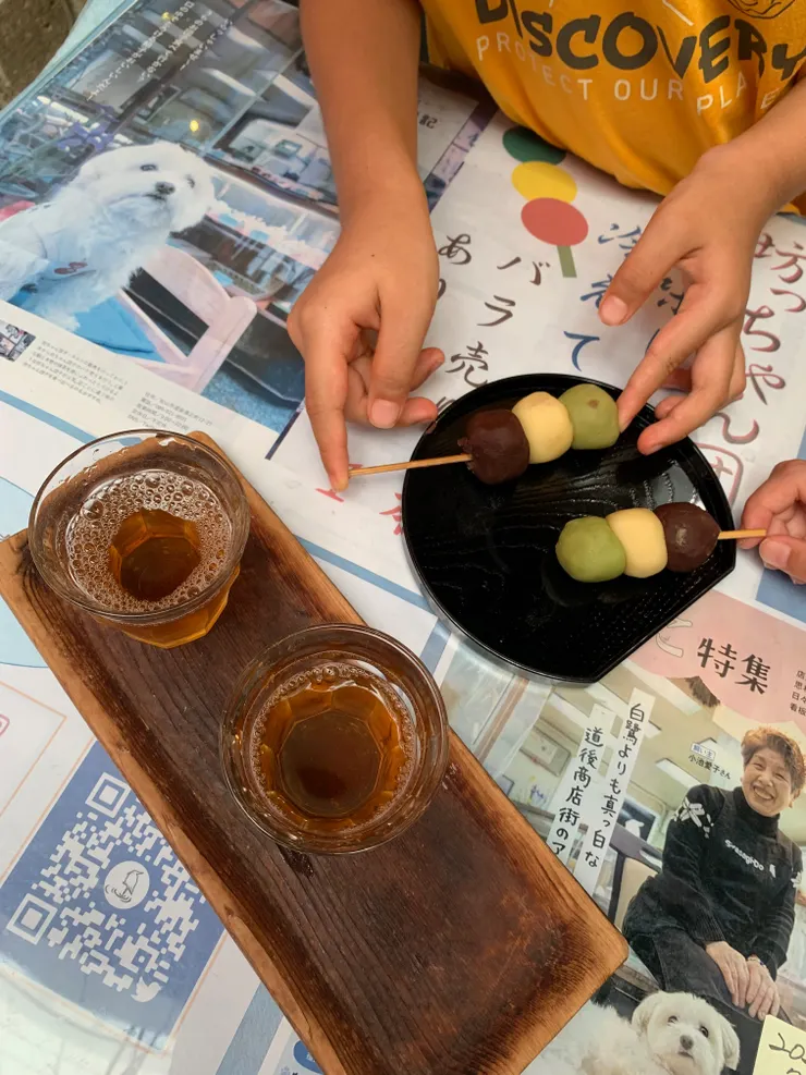 來吃下有名的糰子點心店，很甜！現場吃會配一杯茶給你。