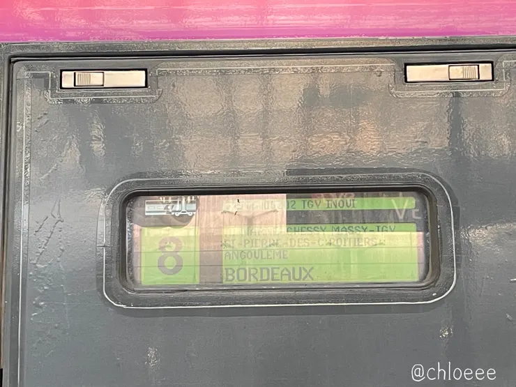 車上也會有班次、站名和車廂號