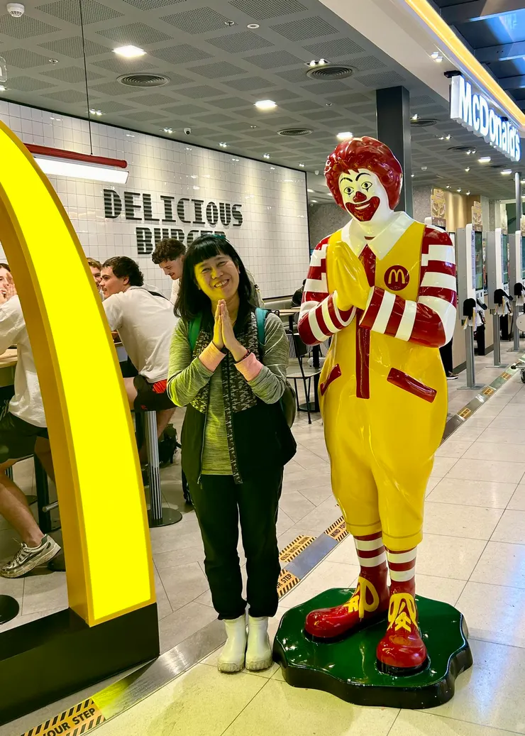 圖02 好久沒去泰國，跟泰版麥噹噹叔叔來張合照