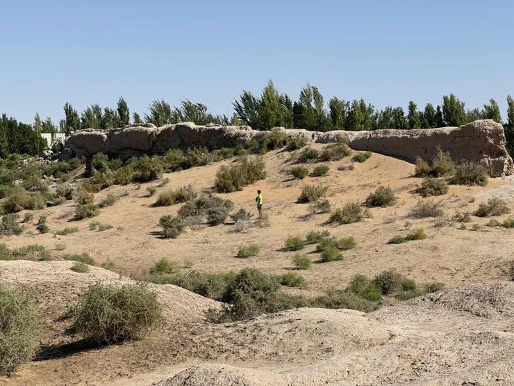 還是很空蕩蕩，但至少有城牆了