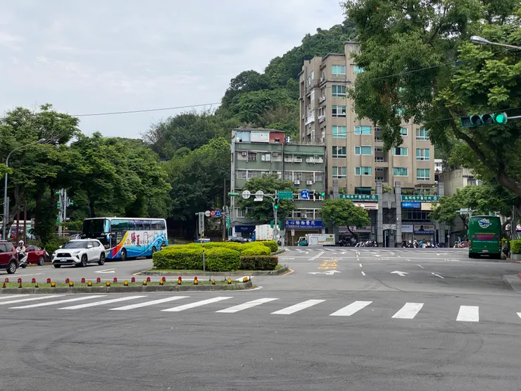 師大分部前方，就是當年萬新鐵路通過的路段。往北走是汀州路四段23巷（全家超商旁），往南則是羅斯福路五段150巷。