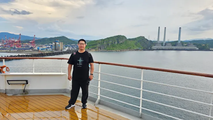 我站在剛下過大雨的郵輪甲板上!我身後是基隆港!