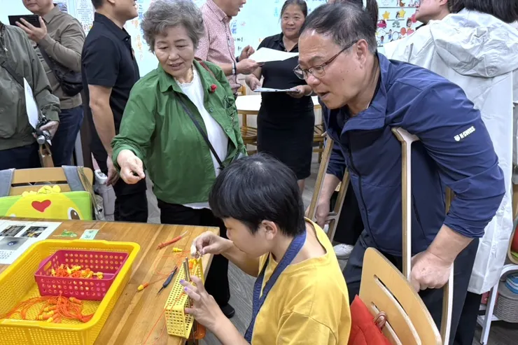 （圖說：貴賓們仔細觀察服務使用者使用的輔具。）