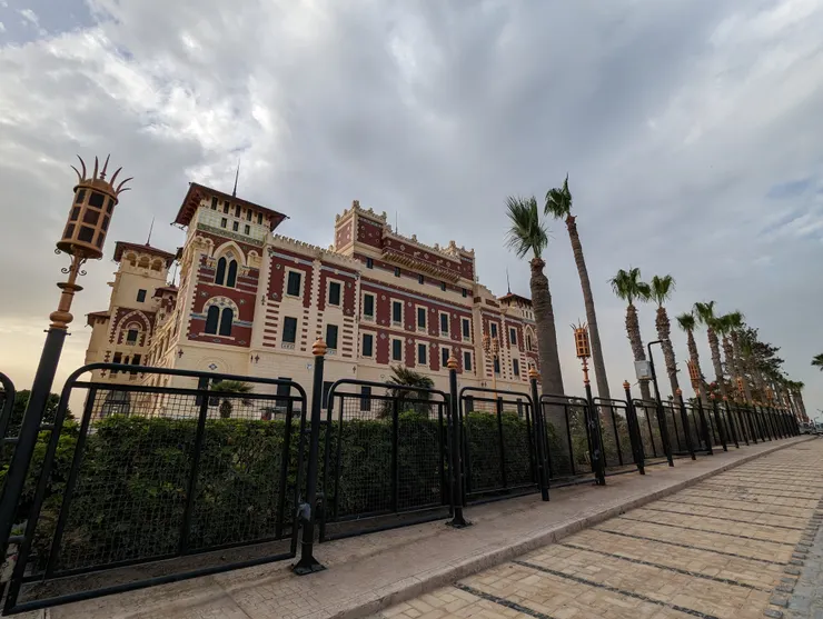因為仍在使用，所以只能遠觀的Montaza Palace(筆者攝)