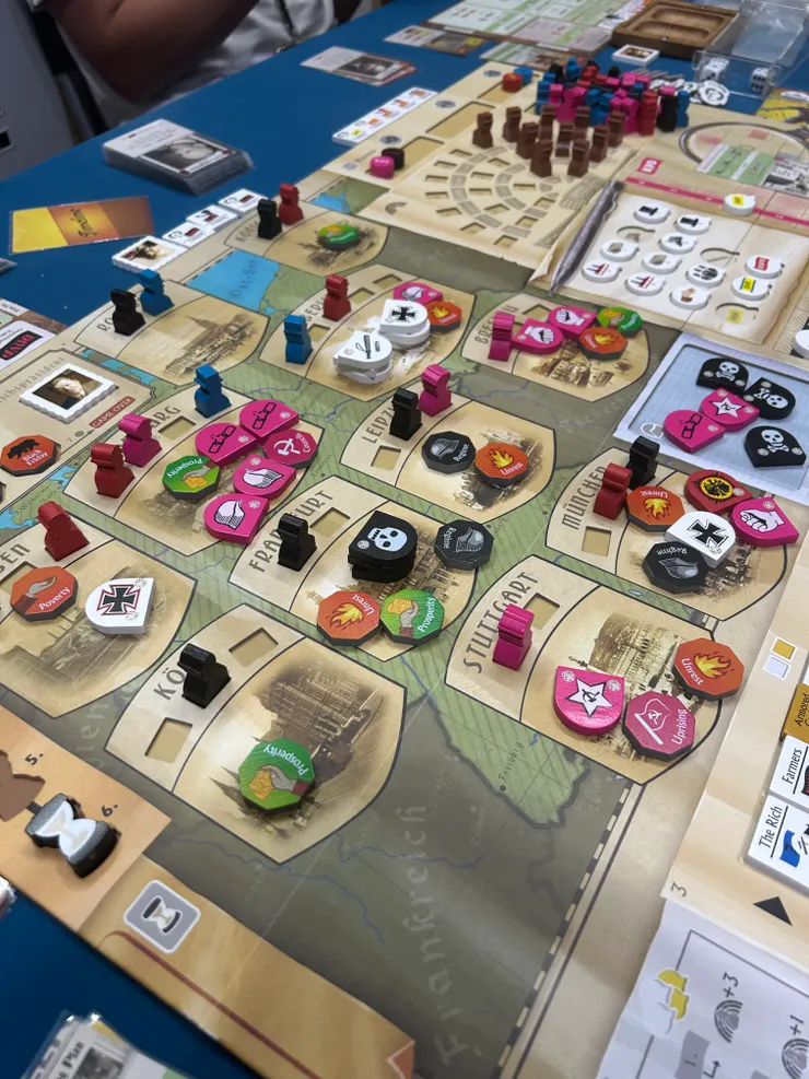 遍地都是共產黨的顏色