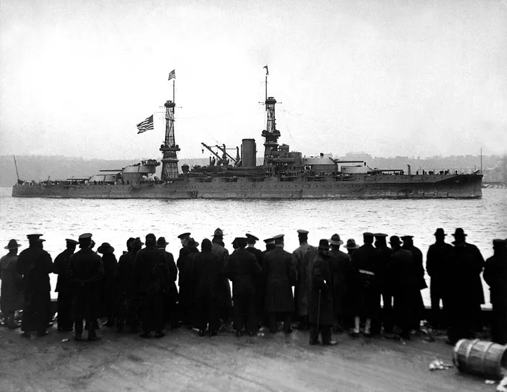 亞利桑那號參加紐約海軍檢閱，領銜十艘無畏艦，接受海軍部長約瑟夫斯·丹尼爾斯的檢閱