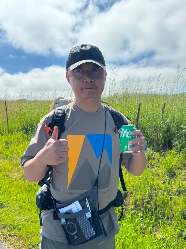 太陽出來後開始變熱，拿出暗藏的雪碧一飲而盡好讚