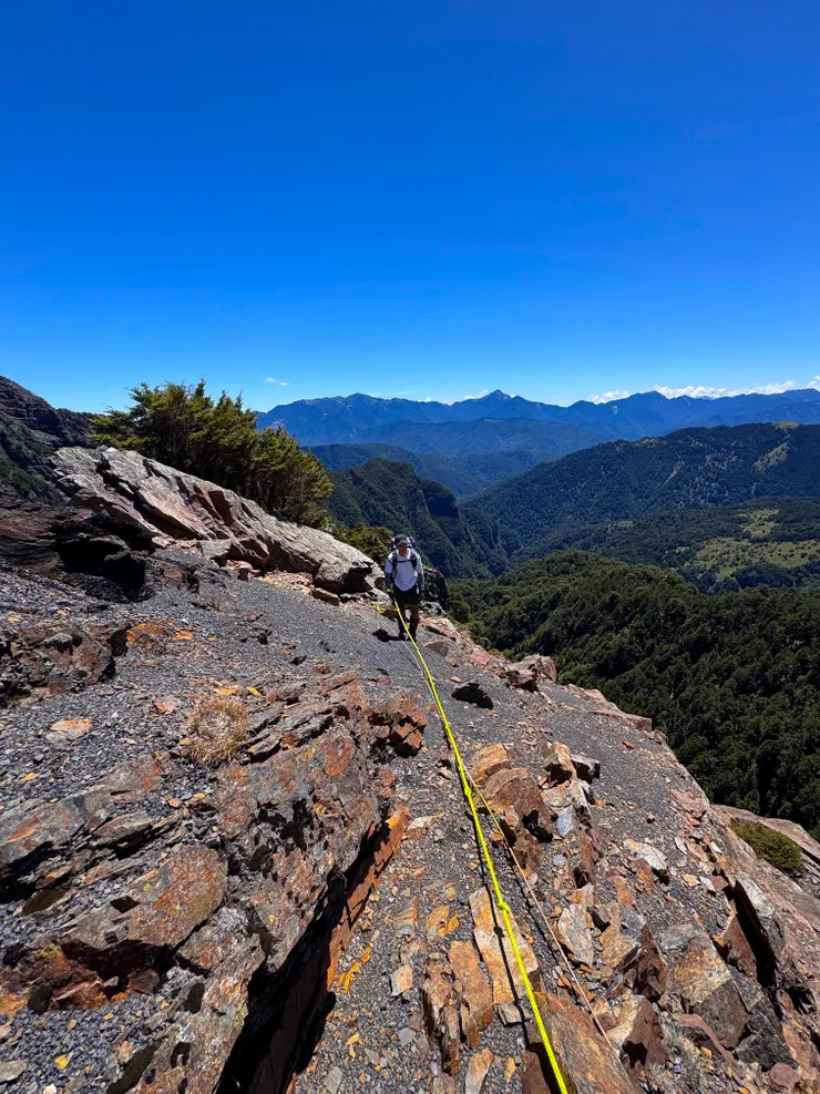 因為鞋底太滑，砂礫反而成為我最怕的地形