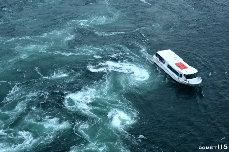 觀潮船載著遊客近距離觀察漩渦
