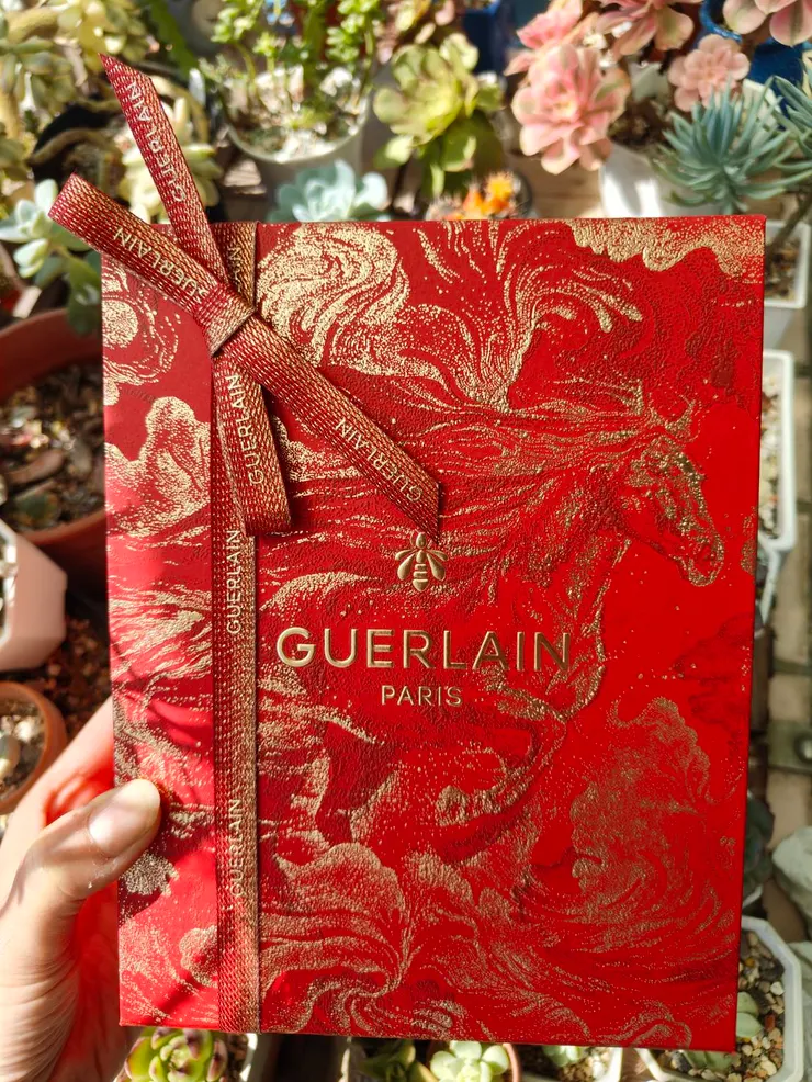 嬌蘭的馬年新春限量包裝，整體的儀式感非常好 - 包裝內有噴上藝術沙龍系列的橙花香水襯紙。