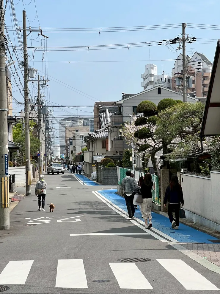 沿著藍色路線一直走就會到了！