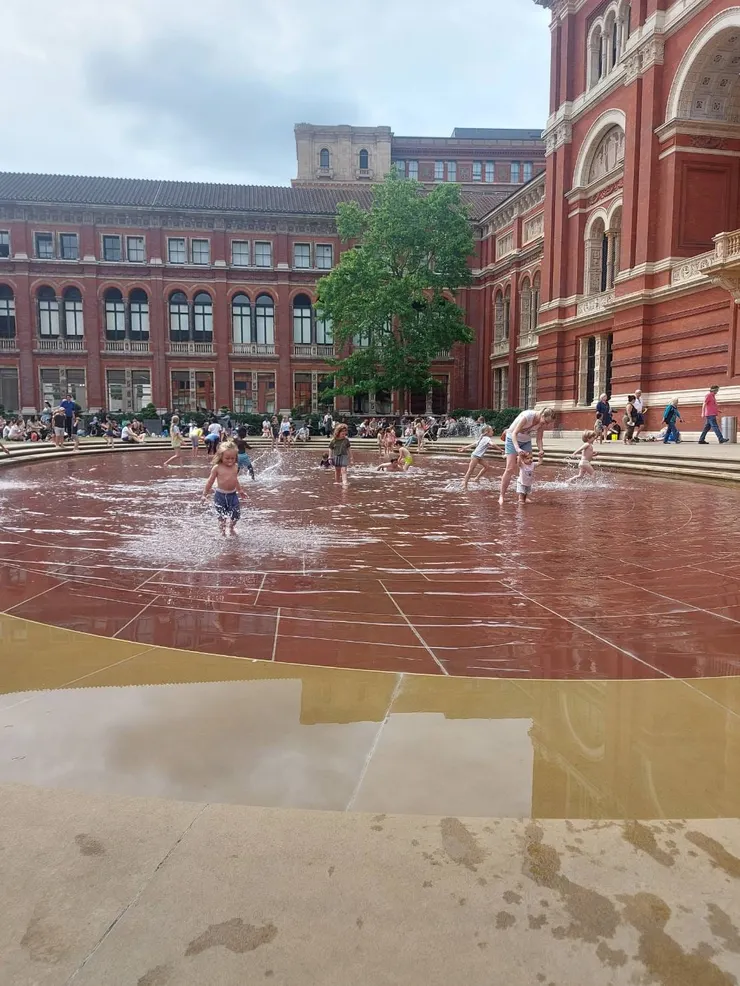 博物館中庭 幼兒戲水