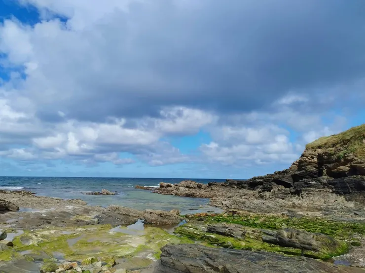 今天的海是藍綠色的喔~雲比較多