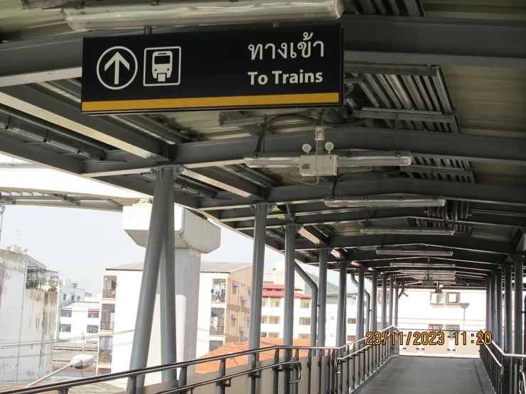 通往車站大堂的天橋挺九曲十三彎的,雖然都是平整的路。在這個位置可以看到跟出租屋不同類型的房屋。這些比較多人住。但我覺得這個牌子很有代表性。