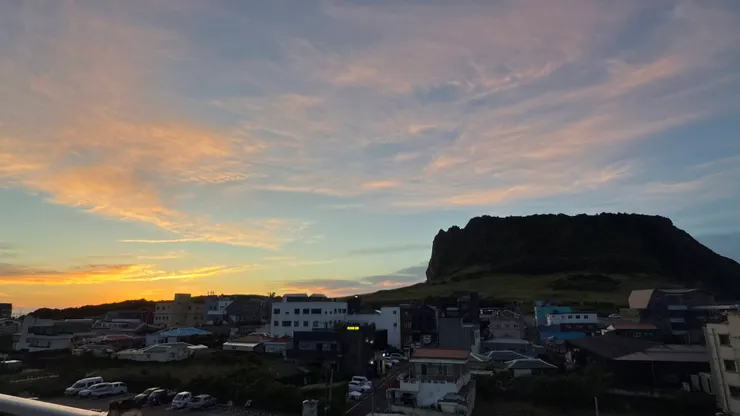 清晨五點多民宿看日出峰