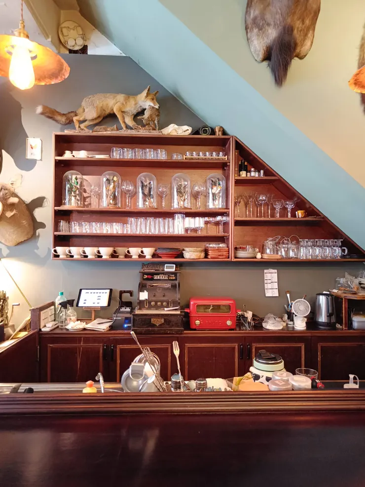 工作吧台--瞧瞧上方，又能看到動物咬著獵物