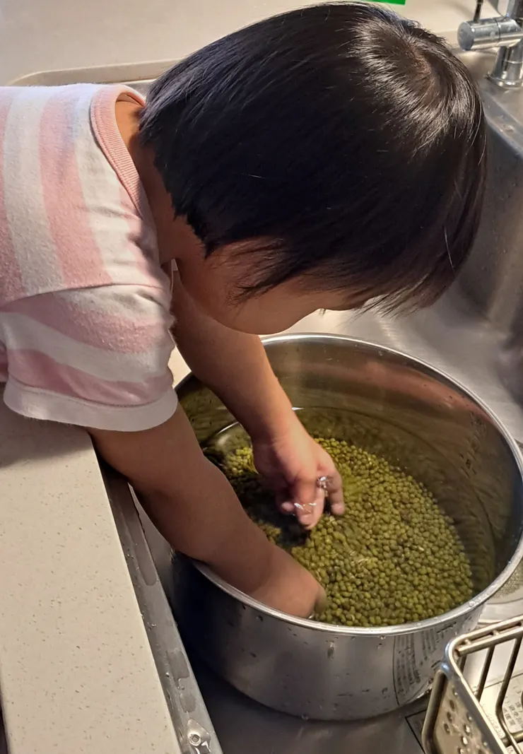胖太在幫媽媽洗綠豆😆😆