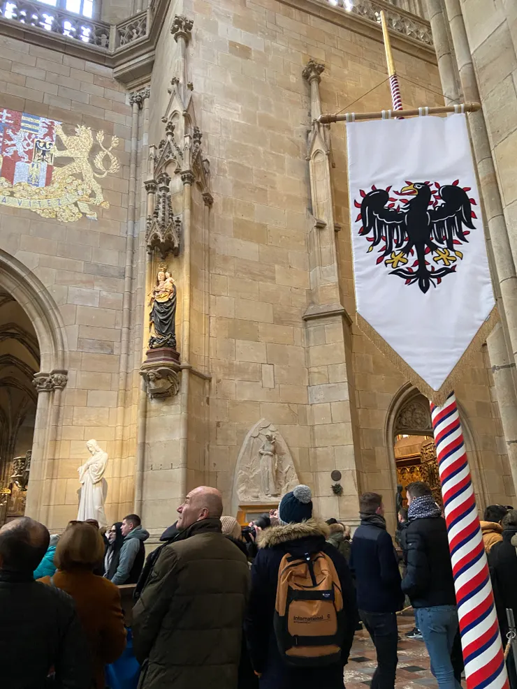 布拉格最大也最重要的教堂，看看參觀的人潮