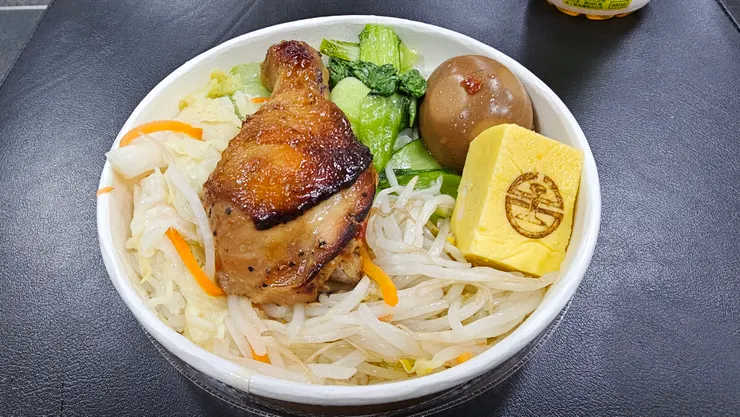 這是我在台北車站買的臺鐵雞腿便當!火鍋料上印有可愛的台鐵LOGO!那不是玉子燒喔!