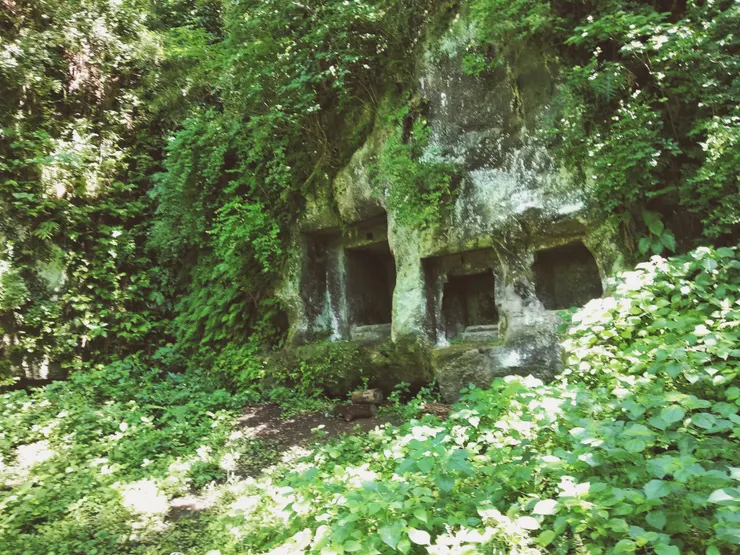 據說有千年歷史，從平安時代留下的遺跡，看起來像龍貓的家。