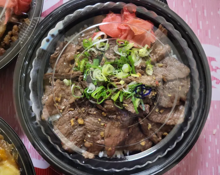 安格斯牛排丼，這排列真的是很整齊也相當美觀