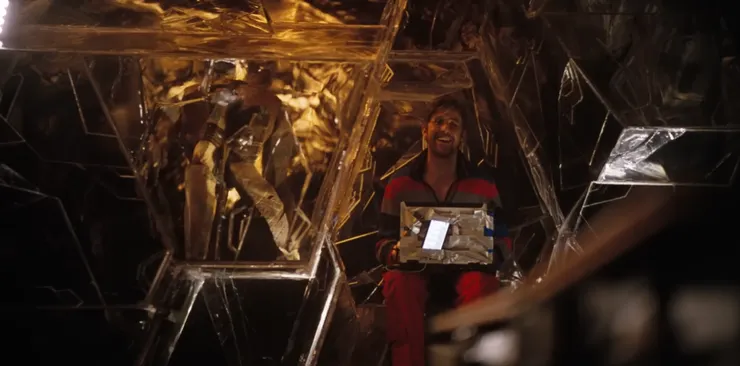 在太空中，他遇見另一個孤獨的存在，從「我」變成「我們」。