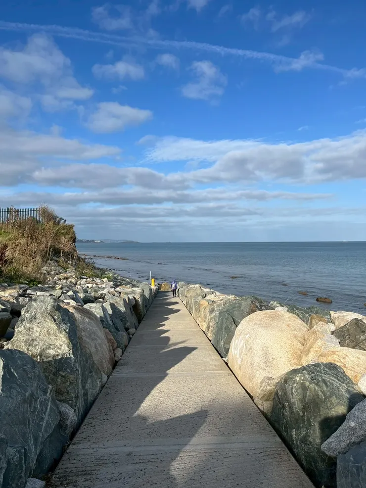 車站另一端走到底可以看到往沙灘的路