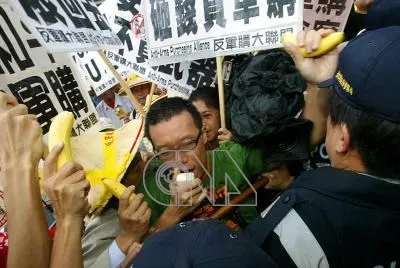 2006年10月28日，反軍購案民團在AIT前集結抗議。帶著盛產的香蕉，政府看到的是人民真正的需要（圖片來源：中央社）