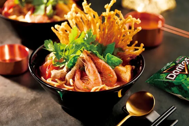 ▲「多力多滋X香菜酸辣海陸麵」，售價300元，每一口都是極致香菜海陸盛宴。