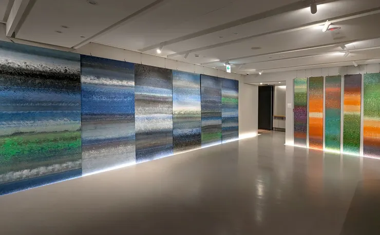 海浪輕輕拍打著岸邊，帶著悠悠的浪音，海的色彩從湛藍到深邃，彷彿是大海在述說著它的心情；森與海，在這空間上交相輝映，構成了一個自然的交響曲，森林與浪花似乎在這片空間上進行一場微妙的對話，共同譜寫著生命的詩篇。