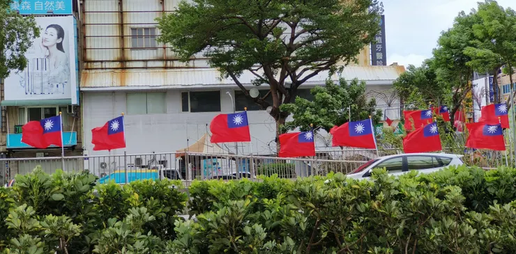 【路邊國旗都因風吹而完全張開，顯得歡欣鼓舞。】