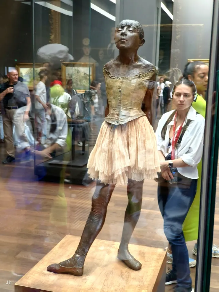 【埃德加·德加（Edgar Degas）：《十四歲小舞者》（La Petite Danseuse de Quatorze Ans），作者以畫家知名，但據說更想成為大雕塑家，這是他生前唯一曾公開展出的雕塑作品。】
