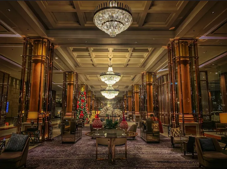 飯店金碧輝煌的大廳