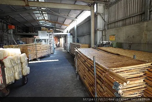 (參觀新永發米粉廠,老闆大方的讓我拍照,右邊的竹架子,就是給米粉吹風、日光浴用的)