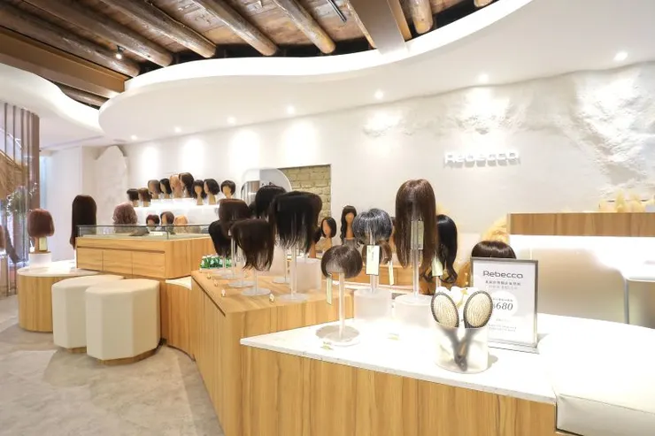 ▲Rebecca大稻埕獨立店以溫潤木質與米白色調打造舒適氛圍,呈現高質感的專業形象。