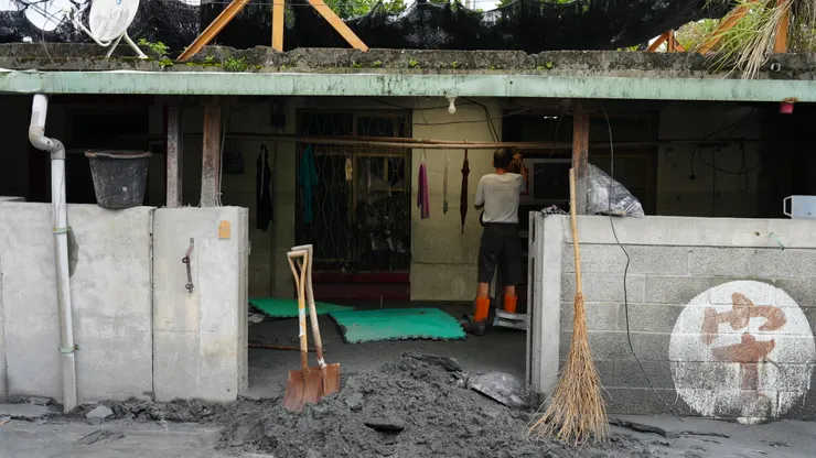 站在土上晒衣服的鄰居與離地50公分的土