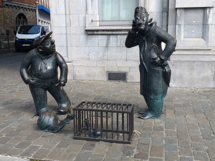 逗趣的蝸牛雕像