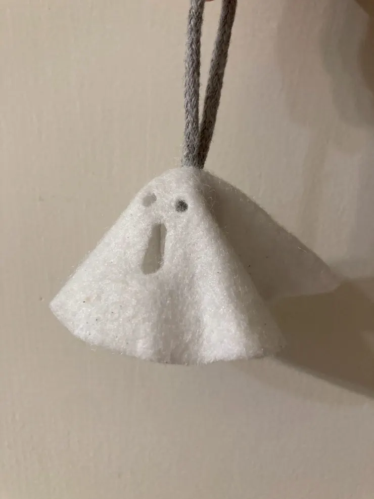 不織布做的幽靈快起飛了（笑）！