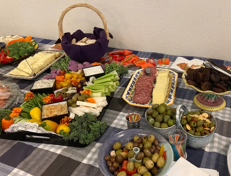 這些食物都是某些團員自己帶來分享的，擺盤很美呢。