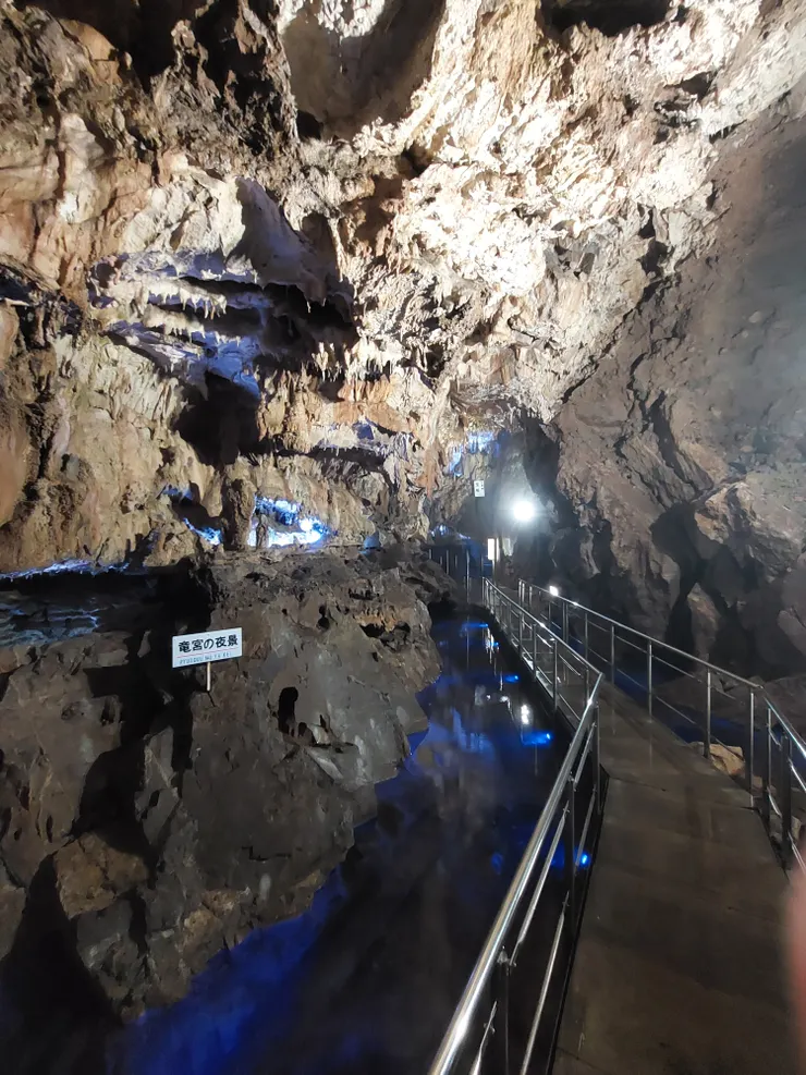 裡面有些路會有照明，也有欄杆，而且鋪的棧道也可以讓需要使用輪椅或嬰兒車的使用者順利通過